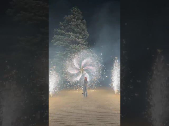 Наземный фейерверк на день рождения, дорожка из супер фонтанов и вертушка 26.05.24 смотреть онлайн