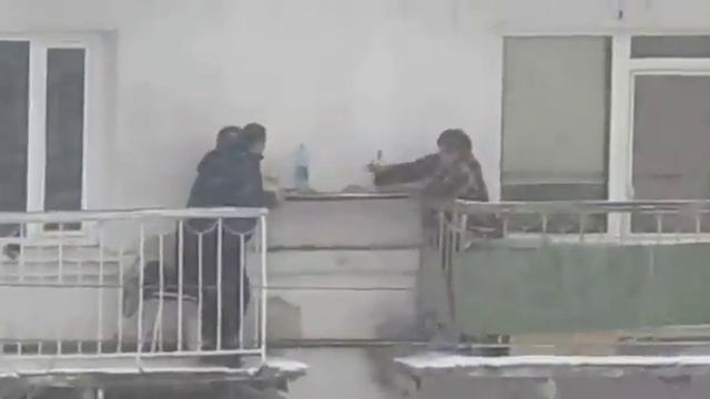 Бухаем на балконе смотреть онлайн