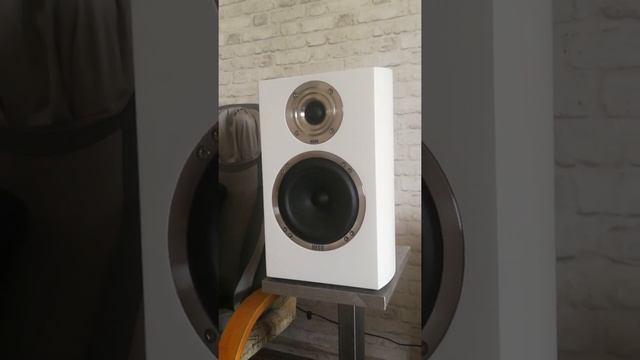 Kolumny podstawkowe Heco celan revolution 3 & YAMAHA AX - 730 смотреть онлайн