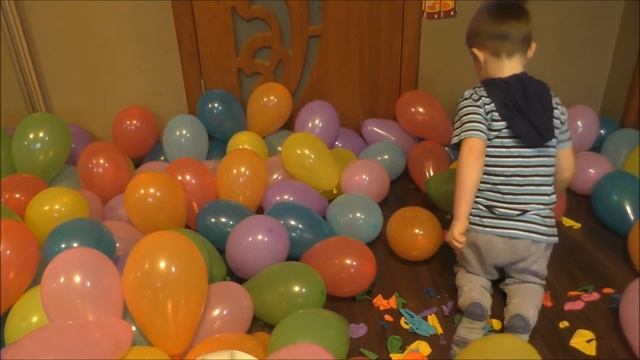 Balloons Learn colors Play with balloons.Лопаем много цветных шариков. смотреть онлайн