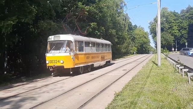 Поливомоечный трамвай Tatra T3SU №00324 следует в Краснопресненское трамвайное депо смотреть онлайн