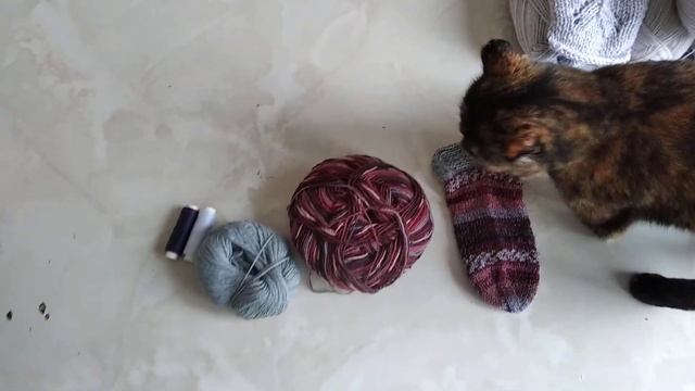 Я вернулась, всем привет//Немного вязания//Процессы на спицах смотреть онлайн