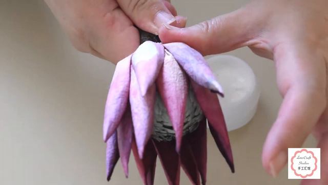Making and assembling the King Protea flower petals into a flower (2/4) смотреть онлайн