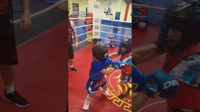 Кикбоксинг дети. Спарринг Денис 6 лет - Илья 8 лет.