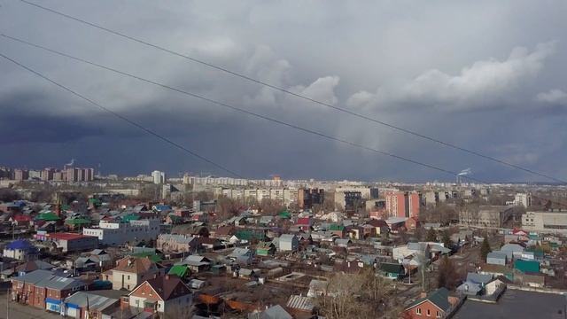 Облака и весенний снегопад