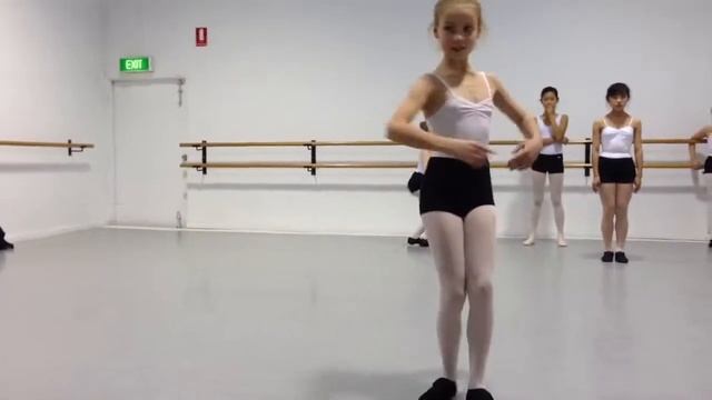 Нина на уроке джаз танца смотреть онлайн