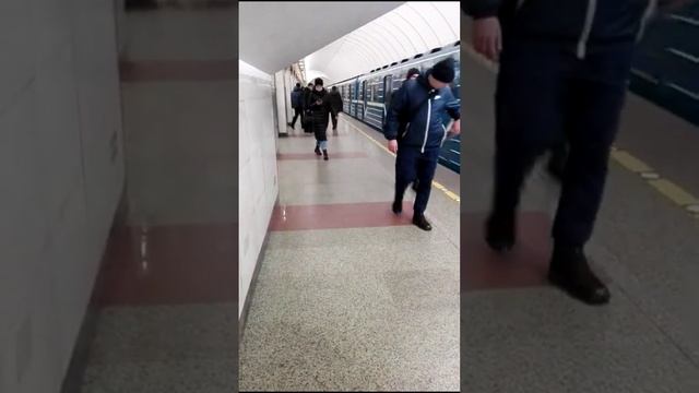 Станция метро Звенигородская,поезд отъезжает с платформы