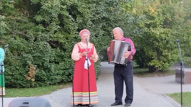 Живу не тороплюсь  Люблю не на люблюсь