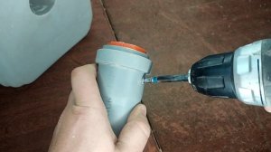 Удобный удлинитель из пластиковой канистры и куска трубы.