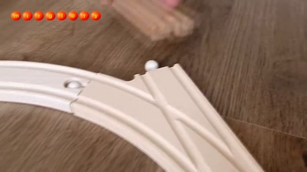 Поезда Деревянная Железная дорога - Дерево из рельс - Видео для детей про машинки игрушки