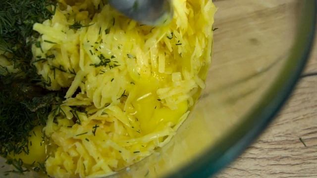 Картофельный пирог с фаршем, грибами и сыром (на сковороде) смотреть онлайн