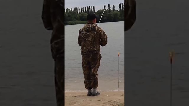 Ого! Неожиданно...? #удочка #рыбак #наживка #клёв #клюет #улов #закидушка #спиннинг #ловля #дон смотреть онлайн