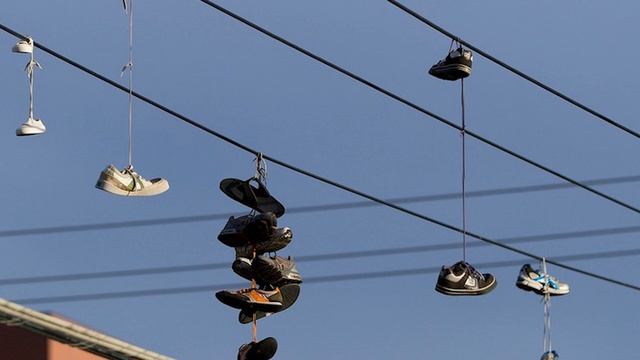 Зачем забрасывают ботинки на провода смотреть онлайн