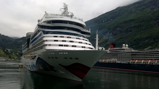 cruise ships horn in Geiranger fjord, Norway смотреть онлайн