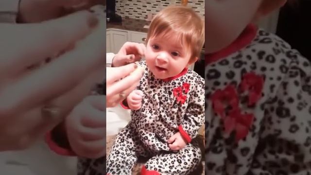 Funny Baby Videos eating fruits # Short смотреть онлайн