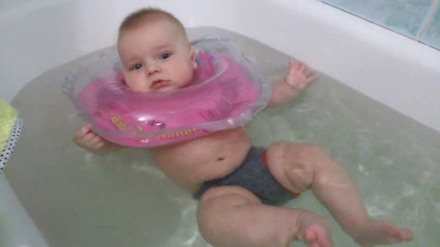 ДЕНЬ 2 грудной ребенок плавает самостоятельно))) смотреть онлайн
