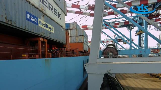 скорость перегрузки контейнеров с Maersk Klaipeda, первого судна от сервиса ME3, который теперь еже