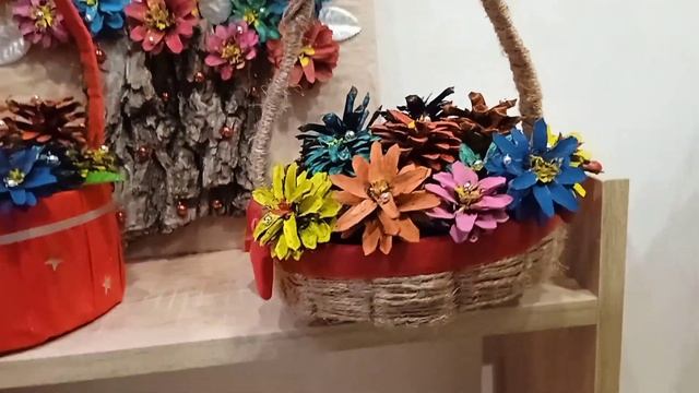 Корзинки и цветы из шишек. Поделки в детский сад или в школу смотреть онлайн