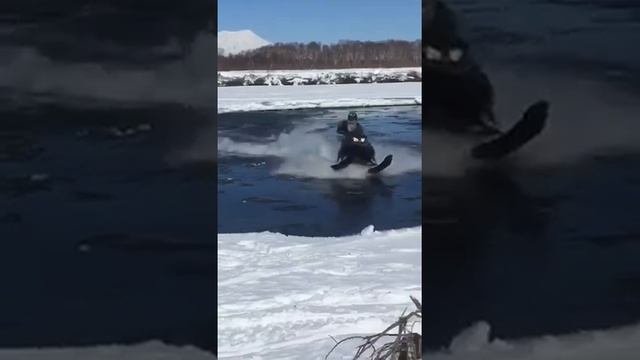 На снегоходе по воде. смотреть онлайн