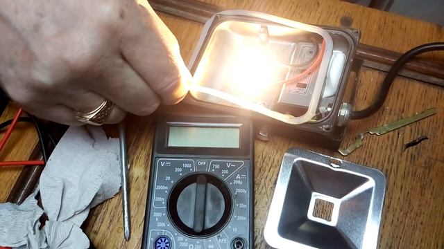 НЕ ВЫБРАСЫВАЙТЕ светодиодный прожектор. DO NOT DISCARD LED SPOTLIGHT смотреть онлайн