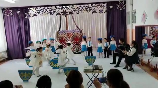 Дастархан әні. Муз жетекші Абиева Аккуль Куанткановна смотреть онлайн