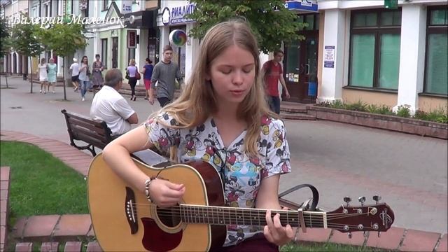 Красивая девочка Аня на улице Бреста поет! Guitar! Music! смотреть онлайн