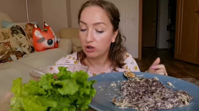 Мукбанг / ЧЁРНАЯ лапша с СЫРНЫМ соусом и МИДИИ смотреть онлайн