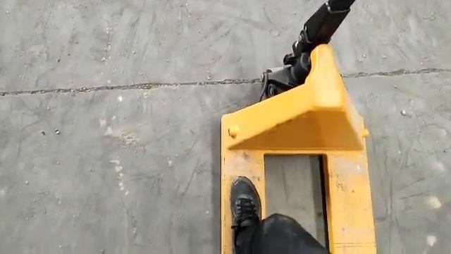 Как безопасно перемещаться на гидравлической тележке (рохле) по стройке. смотреть онлайн