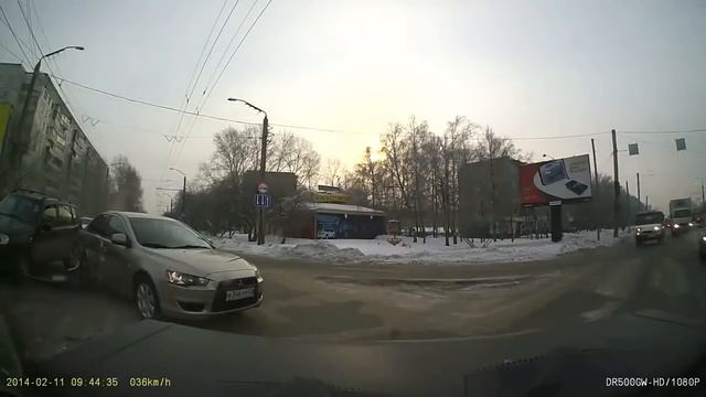 Mitsubishi Lancer X не заметная пробита на вынос, ну и кто виноват? смотреть онлайн