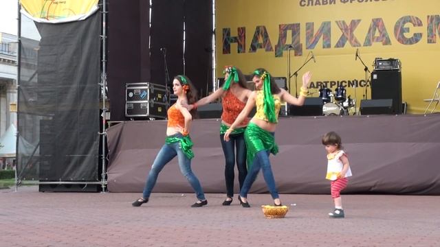 VEDALIFEАРТ-ПИКНИК, индийские танцы от школы "Шелковый путь", 2.08.2014-00046 смотреть онлайн