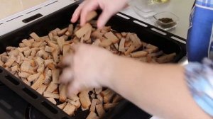 Не выбрасывайте вчерашний хлеб, приготовьте соленые и острые сухарики в духовке.