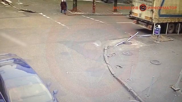 В Днепре на Крутогорном спуске фура снесла столбики и скрылась смотреть онлайн