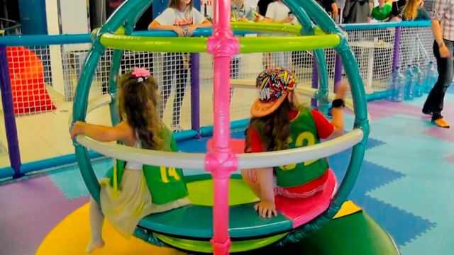 Давид играет с папой на Детской площадке - Весёлое время и развлечения смотреть онлайн