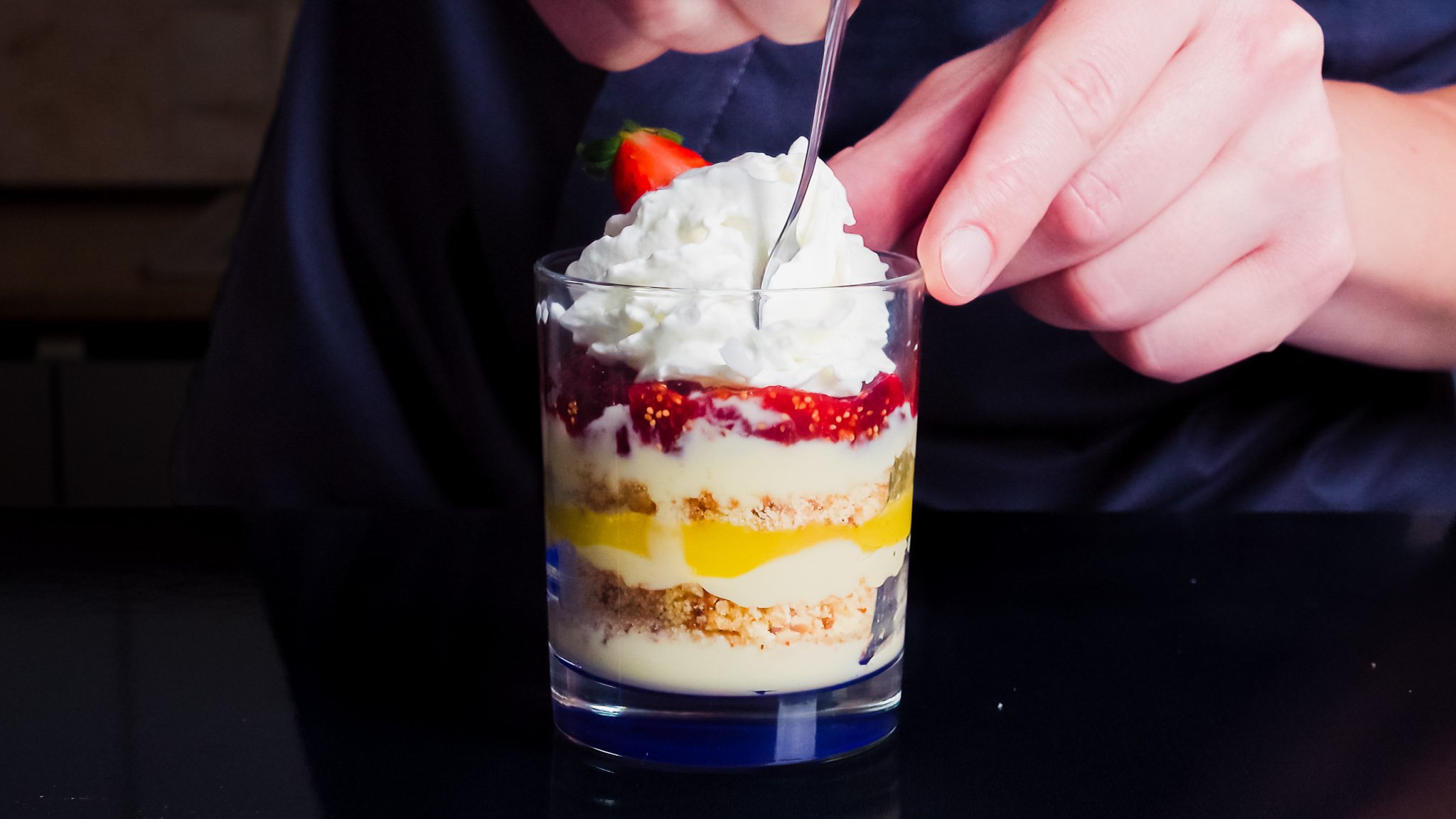 Десерт, который готовится из обрезков и остатков крема, Пошаговый рецепт “Трайфл” смотреть онлайн