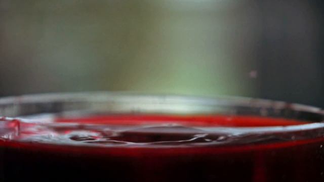 Потрясающе! Капля воды,500 кадров в секунду. Slow Motion Drop of Water HD Stock Video смотреть онлайн