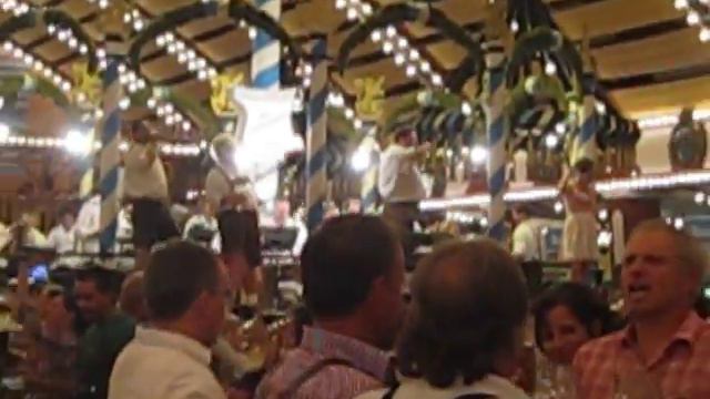 Oktoberfest Munich "Zicke Zacke Hoi'' 2010.AVI смотреть онлайн