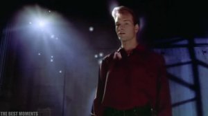 "Не плачь    еще одна осталась ночь у нас с тобой" поёт Татьяна Буланова.