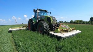 Импортная техника в поле CLAAS и John Deere. На кургане отечественная техника Кировец и ХТЗ