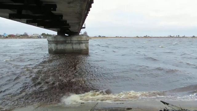 Волны в устье реки Солза. Waves in the mouth of the Solza River. смотреть онлайн