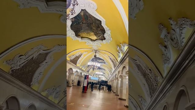 Москва,метро Комсомольская кольцевая линия очень красивое архитектурное оформление. смотреть онлайн