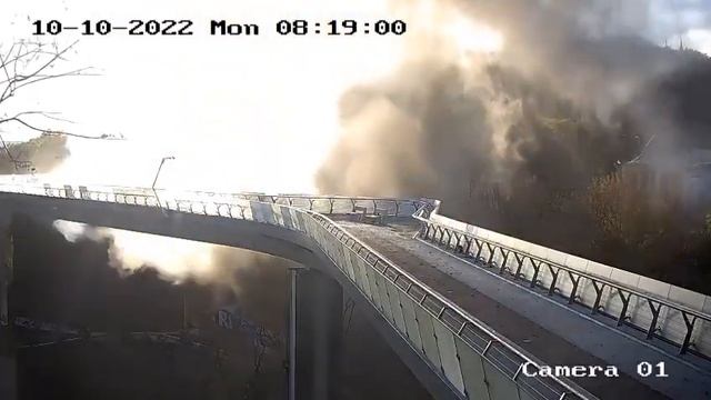Видеокамера зафиксировала момент утреннего прилёта возле Арки Свободы украинского народа в Киеве. смотреть онлайн