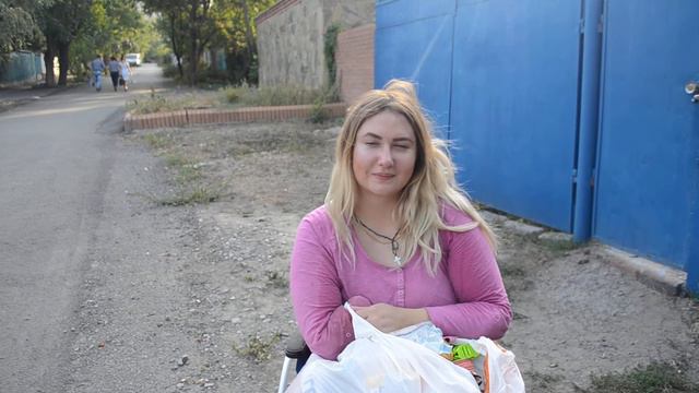 Житель Вашингтона помогает пострадавшей девушке. смотреть онлайн