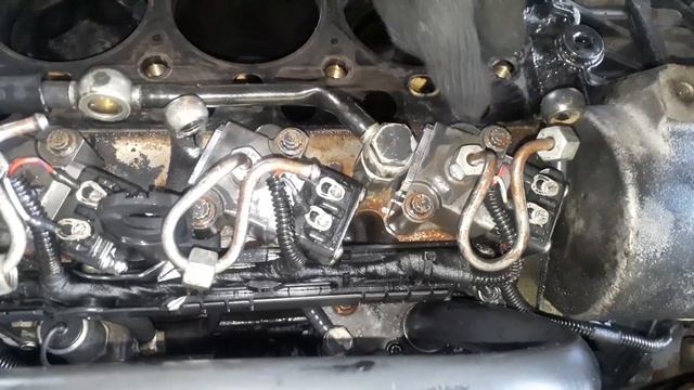 Motor Mercedes. OM 926 fumaçando e jogando diesel no escapamento. defeito resolvido. смотреть онлайн