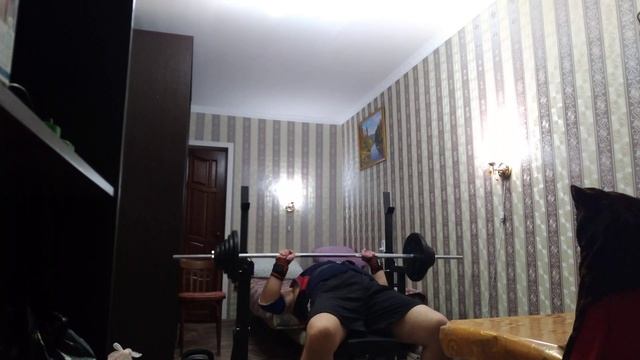 Когда один и не смог выжать штангу в жиме лежа !!! смотреть онлайн