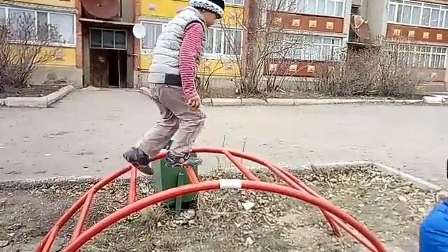 Аян проходит через дугу не держась руками. смотреть онлайн