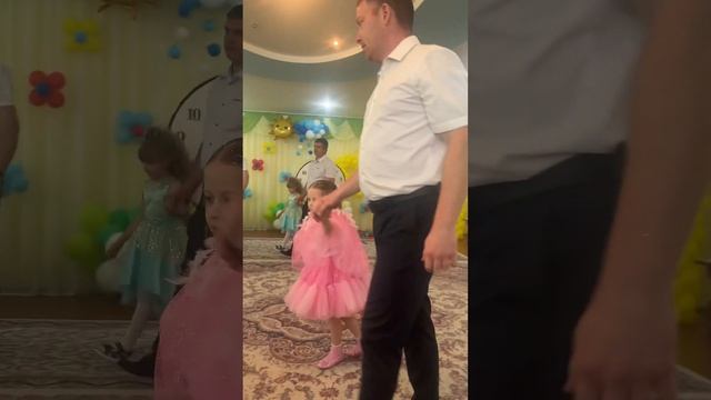 Танец папы и дочки смотреть онлайн