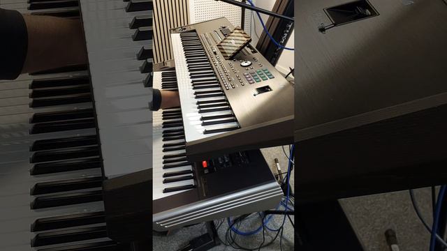 Korg Pa5x vs Roland G70 / PianoSounds (Original) смотреть онлайн