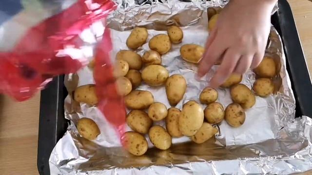 Вкусный ужин для всей семьи. Куриные крылышки с мини картошечкой в духовке. Быстро и просто! смотреть онлайн