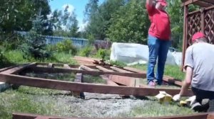 Подиум из дерева для сада