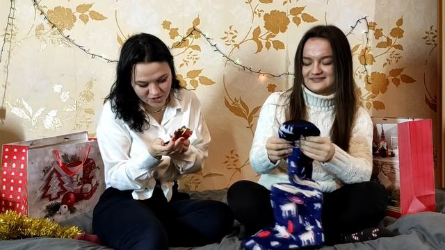 ИДЕИ ДЛЯ НОВОГОДНИХ ПОДАРКОВ?Обмениваемся с сестрой подарками по цветам? смотреть онлайн